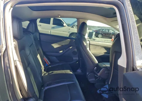 2022 Tesla Model Y z USA, uszkodzony, nr VIN 7SAYGDEF5NF373856